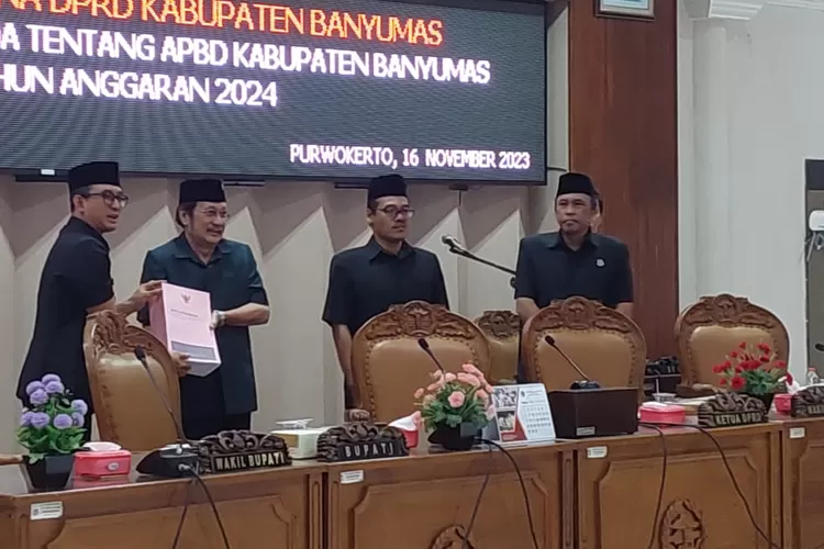 Pemerintah Kabupaten Banyumas telah menetapkan target Pendapatan Asli Daerah (PAD) untuk tahun 2024 yang menarik perhatian banyak pihak. Dengan angka yang dipasang di bawah Rp 1 triliun, kebijakan ini menimbulkan beragam spekulasi dan analisis mengenai dampaknya terhadap perekonomian daerah dan keberlanjutan pembangunan. Dalam konteks ini, penting untuk memahami faktor-faktor yang mempengaruhi penetapan target tersebut, serta implikasinya bagi masyarakat dan kebijakan pemerintah ke depan. Melalui artikel ini, kita akan mengupas tuntas berbagai aspek terkait target PAD Kabupaten Banyumas di tahun 2024. 1. Latar Belakang Penetapan Target PAD Penetapan target PAD merupakan salah satu langkah penting dalam perencanaan keuangan daerah. Hal ini bertujuan untuk memberikan gambaran jelas mengenai potensi pendapatan yang dapat diperoleh oleh pemerintah daerah dari berbagai sumber. Di Banyumas, terdapat beberapa faktor yang mempengaruhi penetapan target PAD tahun 2024 ini. Pertama, kondisi ekonomi makro sangat mempengaruhi kemampuan daerah dalam menghimpun pajak dan retribusi. Dalam beberapa tahun terakhir, perekonomian Indonesia, termasuk Banyumas, telah mengalami gejolak akibat pandemi COVID-19. Meskipun pemulihan ekonomi mulai terlihat, dampak jangka panjang dari pandemi masih terasa, seperti berkurangnya daya beli masyarakat dan penurunan aktivitas ekonomi. Oleh karena itu, Pemkab Banyumas berupaya untuk bersikap realistis dalam menetapkan target PAD agar tidak menambah beban di masa pemulihan. Kedua, struktur pendapatan daerah yang bergantung pada sektor-sektor tertentu juga harus diperhatikan. Banyumas dikenal dengan sektor pertanian dan pariwisata yang menjadi andalan. Namun, tantangan dalam kedua sektor ini, seperti perubahan iklim dan persaingan di sektor pariwisata, menjadi faktor yang harus diperhitungkan. Penetapan target PAD di bawah Rp 1 triliun menunjukkan kehati-hatian dan upaya untuk tidak terlalu optimis dalam proyeksi pendapatan. Ketiga, kebijakan dan regulasi yang dikeluarkan oleh pemerintah pusat juga turut mempengaruhi target PAD daerah. Perubahan dalam undang-undang perpajakan dan kebijakan fiskal dapat berdampak langsung pada potensi pendapatan daerah. Pemkab Banyumas perlu menyesuaikan diri dengan kebijakan tersebut agar tetap sesuai dengan ketentuan yang berlaku. Dengan mempertimbangkan berbagai faktor tersebut, Pemkab Banyumas berharap target PAD tahun 2024 bisa dicapai dengan lebih realistis, serta mendorong pertumbuhan ekonomi yang berkelanjutan. 2. Sumber-sumber Pendapatan Asli Daerah Dalam mencapai target PAD yang telah ditetapkan, penting untuk mengidentifikasi sumber-sumber pendapatan yang akan dimaksimalkan. Di Kabupaten Banyumas, terdapat beberapa sumber utama yang menjadi andalan dalam menghimpun PAD. Pertama adalah pajak daerah. Pajak daerah terdiri dari berbagai jenis, seperti Pajak Bumi dan Bangunan (PBB), Pajak Hotel, Pajak Restoran, dan Pajak Reklame. Pajak Bumi dan Bangunan menjadi salah satu sumber pendapatan yang cukup signifikan bagi daerah. Selain itu, pajak dari sektor pariwisata juga memberikan kontribusi yang tidak kecil, mengingat Banyumas memiliki potensi wisata yang menarik. Kedua, retribusi daerah merupakan sumber PAD lainnya. Retribusi ini dapat berasal dari layanan publik yang disediakan oleh pemerintah daerah, seperti retribusi pasar, retribusi parkir, dan retribusi layanan kesehatan. Dalam hal ini, Pemkab Banyumas perlu meningkatkan efisiensi dan kualitas layanan agar masyarakat merasa puas dan bersedia membayar retribusi. Ketiga, lain-lain pendapatan yang sah juga menjadi bagian dari PAD. Ini termasuk pendapatan yang berasal dari hasil pengelolaan kekayaan daerah, seperti BUMD (Badan Usaha Milik Daerah) dan keikutsertaan dalam kegiatan ekonomi. Dengan memaksimalkan potensi BUMD, diharapkan dapat memberikan kontribusi tambahan untuk mencapai target PAD. Pemkab Banyumas diharapkan dapat melakukan inovasi dalam pengelolaan sumber pendapatan ini sehingga target PAD yang ditetapkan dapat tercapai dengan baik. 3. Implikasi Penetapan Target PAD Terhadap Pembangunan Daerah Penetapan target PAD yang rendah dapat memiliki implikasi signifikan terhadap pembangunan daerah. Di satu sisi, target yang realistis dapat membantu pemerintah daerah dalam merencanakan anggaran dan alokasi sumber daya dengan lebih bijaksana. Namun, di sisi lain, ada risiko bahwa rendahnya target ini dapat mempengaruhi program pembangunan yang direncanakan. Salah satu dampak negatif dari target PAD yang rendah adalah terbatasnya dana yang tersedia untuk pembangunan infrastruktur dan pelayanan publik. Infrastruktur yang baik sangat penting untuk mendorong pertumbuhan ekonomi dan meningkatkan kualitas hidup masyarakat. Jika PAD tidak tercapai, maka pemerintah daerah mungkin harus mengurangi atau menunda proyek-proyek penting, yang pada gilirannya dapat memperlambat pertumbuhan ekonomi daerah. Selain itu, rendahnya target PAD bisa berdampak pada kepercayaan masyarakat terhadap pemerintah daerah. Masyarakat mungkin akan mempertanyakan kemampuan pemerintah dalam mengelola keuangan dan menyediakan layanan yang maksimal. Oleh karena itu, Pemkab Banyumas perlu melakukan pendekatan yang transparan dan akuntabel dalam pengelolaan PAD, serta memastikan bahwa setiap pendapatan yang diperoleh dapat digunakan untuk kepentingan masyarakat. Keberhasilan dalam mencapai target PAD tidak hanya bergantung pada angka yang ditetapkan, tetapi juga pada komitmen pemerintah daerah untuk meningkatkan kualitas layanan dan memperbaiki infrastruktur. Dengan demikian, meskipun target PAD ditetapkan di bawah Rp 1 triliun, Pemkab Banyumas harus tetap fokus pada upaya peningkatan kesejahteraan masyarakat. 4. Strategi Pemkab Banyumas dalam Mencapai Target PAD Untuk mencapai target PAD tahun 2024 yang telah ditetapkan, Pemkab Banyumas perlu merumuskan sejumlah strategi yang efektif. Salah satu strategi utama adalah peningkatan kesadaran masyarakat mengenai pentingnya pajak dan retribusi. Melalui kampanye dan edukasi, diharapkan masyarakat dapat memahami manfaat dari pajak yang dibayarkan dan mau berkontribusi lebih. Selain itu, Pemkab Banyumas harus meningkatkan kemampuan dalam pengelolaan potensi daerah. Ini bisa dilakukan dengan melakukan survei dan analisis mendalam terhadap potensi pajak dan retribusi dari berbagai sektor. Dengan memahami potensi yang ada, pemerintah daerah bisa merumuskan kebijakan yang tepat dalam menghimpun pendapatan. Peningkatan kualitas pelayanan publik juga menjadi faktor kunci dalam mencapai target PAD. Masyarakat akan lebih bersedia membayar pajak dan retribusi jika mereka merasa puas dengan layanan yang diberikan. Oleh karena itu, Pemkab Banyumas perlu berinvestasi dalam pelatihan dan pengembangan SDM, serta memperbaiki sistem pelayanan yang ada. Terakhir, kolaborasi dengan sektor swasta dan masyarakat juga penting dalam mencapai target PAD. Dengan melibatkan pihak-pihak terkait dalam program pembangunan ekonomi, diharapkan dapat tercipta sinergi yang positif, yang pada gilirannya dapat meningkatkan PAD daerah. Dengan menerapkan strategi-strategi tersebut, diharapkan Pemkab Banyumas dapat mencapai target PAD tahun 2024 dan mendorong pertumbuhan ekonomi yang berkelanjutan.