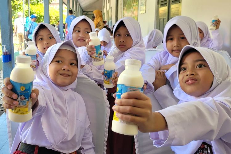 Uji Coba Minum Susu Gratis di Banyumas