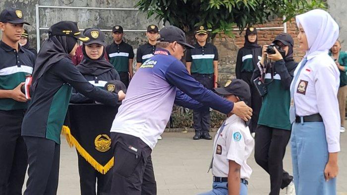 Pendidikan dan pelatihan bagi calon anggota Pasukan Pengibar Bendera Pusaka (Paskibraka) memegang peranan penting dalam menyiapkan generasi muda yang tidak hanya disiplin, tetapi juga memiliki jiwa kebangsaan yang tinggi. Di Banyumas, Pusdiklat Paskibraka telah memulai tahapan pelatihan untuk tahun 2024. Tahun ini, dua orang peserta dari Banyumas berhasil lolos ke tingkat provinsi, suatu pencapaian yang tentu saja membanggakan. Artikel ini akan membahas lebih dalam mengenai pelatihan yang berlangsung, kriteria seleksi, prestasi yang diraih, dan harapan di masa mendatang. 1. Proses Pelatihan di Pusdiklat Paskibraka Banyumas Pelatihan di Pusdiklat Paskibraka Banyumas berlangsung dalam beberapa tahapan yang dirancang untuk membentuk karakter, disiplin, serta kemampuan fisik dan mental para peserta. Proses ini dimulai dengan seleksi awal yang meliputi administrasi dan tes fisik. Calon peserta diharuskan memenuhi berbagai kriteria, termasuk kesehatan fisik, tinggi badan, dan semangat kebangsaan. Pelatihan dimulai dengan orientasi yang bertujuan untuk memperkenalkan peserta kepada sejarah Paskibraka dan peran mereka dalam mengenang dan menghormati perjuangan para pahlawan. Selama pelatihan, peserta akan menjalani berbagai kegiatan yang mencakup latihan baris-berbaris, pembinaan mental, serta pengembangan kepemimpinan. Kegiatan ini tidak hanya bertujuan untuk mempersiapkan peserta menghadapi tugas pengibaran bendera, tetapi juga untuk menanamkan nilai-nilai disiplin, tanggung jawab, dan kerjasama. Dalam setiap sesi pelatihan, peserta dibekali dengan pengetahuan dan keterampilan yang diperlukan, termasuk cara menghormati bendera dan tata cara pelaksanaan upacara. Pelatih yang berpengalaman juga berperan penting dalam proses ini, memberikan bimbingan dan motivasi kepada peserta. Mereka akan mendampingi peserta untuk mengatasi berbagai tantangan yang dihadapi selama pelatihan, sehingga peserta dapat mencapai potensi maksimal mereka. Selama pelatihan berlangsung, para peserta diharapkan untuk saling mendukung dan belajar dari satu sama lain, menciptakan lingkungan yang positif dan produktif. Pada akhir pelatihan, peserta akan mengikuti ujian akhir untuk menilai kemampuan mereka. Hasil dari ujian ini akan menentukan apakah mereka layak untuk melanjutkan ke tingkat provinsi. Dengan adanya proses seleksi yang ketat, Pusdiklat Paskibraka Banyumas bertujuan untuk mencetak generasi muda yang tangguh dan siap menghadapi tantangan. 2. Kriteria Seleksi Calon Anggota Paskibraka Kriteria seleksi untuk menjadi anggota Paskibraka sangat ketat dan beragam. Secara umum, calon peserta harus memenuhi syarat administratif, kesehatan, dan fisik yang telah ditentukan. Pengurus Pusdiklat Paskibraka Banyumas menetapkan beberapa syarat yang harus dipenuhi oleh calon peserta, seperti: Usia dan Tinggi Badan: Calon peserta biasanya berusia antara 15 hingga 18 tahun dengan tinggi badan minimum tertentu. Ini penting untuk memastikan bahwa peserta memiliki postur yang proporsional untuk menjalankan tugas sebagai pengibar bendera. Kesehatan Fisik: Calon peserta harus menunjukkan bahwa mereka dalam kondisi kesehatan yang baik dan mampu menjalani latihan fisik yang intensif. Biasanya, mereka diwajibkan untuk melakukan pemeriksaan kesehatan yang meliputi tes fisik dan kesehatan umum. Kemampuan Akademis: Selain aspek fisik, kemampuan akademis juga menjadi salah satu pertimbangan. Calon peserta diharapkan memiliki prestasi akademis yang baik, yang mencerminkan kemampuan mereka dalam belajar dan disiplin. Semangat Kebangsaan: Kriteria ini sangat penting dalam seleksi Paskibraka. Calon peserta harus memiliki wawasan dan pengetahuan tentang sejarah bangsa serta cinta tanah air. Ini dapat dilihat dari aktivitas mereka di sekolah maupun dalam kehidupan sehari-hari. Rekomendasi: Dalam beberapa kasus, calon peserta perlu mendapatkan rekomendasi dari sekolah atau organisasi kepemudaan. Ini menunjukkan bahwa mereka aktif dalam kegiatan sosial dan memiliki reputasi baik di lingkungan mereka. Proses seleksi yang ketat ini bertujuan untuk memastikan hanya yang terbaik yang dapat mewakili Banyumas di tingkat provinsi. Mereka yang lolos seleksi tidak hanya siap secara fisik tetapi juga memiliki mental yang kuat dan semangat yang tinggi. 3. Prestasi Peserta Paskibraka Banyumas Kebanggaan Pusdiklat Paskibraka Banyumas semakin meningkat dengan berhasilnya dua orang peserta lolos ke tingkat provinsi. Prestasi ini bukan hanya sekedar pencapaian individu, tetapi juga refleksi dari kerja keras dan komitmen seluruh pengurus, pelatih, dan peserta. Dua orang yang berhasil lolos ini menunjukkan kualitas dan kemampuan mereka dalam menjalani proses pelatihan yang ketat. Prestasi ini merupakan hasil dari berbagai usaha yang telah dilakukan selama pelatihan. Mereka tidak hanya menunjukkan keterampilan fisik yang baik, tetapi juga kemampuan mental dan pengetahuan tentang sejarah serta nilai-nilai kebangsaan. Hal ini menunjukkan bahwa mereka siap untuk mengambil tanggung jawab yang lebih besar dalam tugas mereka sebagai pengibar bendera. Selain itu, pencapaian ini juga memberikan dampak positif bagi Pusdiklat Paskibraka Banyumas. Dengan adanya peserta yang berhasil ke tingkat provinsi, akan menarik perhatian lebih banyak calon peserta di tahun-tahun berikutnya. Ini akan meningkatkan motivasi dan semangat generasi muda untuk terlibat dalam kegiatan Paskibraka. Prestasi ini juga menjadi inspirasi bagi peserta lainnya di Banyumas untuk berjuang lebih keras. Mereka dapat melihat bahwa dengan usaha dan dedikasi, impian untuk menjadi anggota Paskibraka bukanlah sesuatu yang tidak mungkin. Dukungan dari keluarga, sekolah, dan masyarakat juga sangat penting dalam mendorong semangat mereka. Dengan hasil ini, harapan besar tertuju pada kedua peserta yang lolos. Mereka tidak hanya mewakili diri mereka sendiri, tetapi juga mewakili Banyumas di tingkat provinsi. Kinerja mereka akan menjadi sorotan dan diharapkan dapat memberikan kontribusi positif serta mengharumkan nama daerah. 4. Harapan untuk Masa Depan Paskibraka Banyumas Menyongsong masa depan, harapan untuk Paskibraka Banyumas semakin besar. Dengan semangat dan antusiasme yang sedang meningkat, Pusdiklat Paskibraka diharapkan dapat mencetak lebih banyak generasi muda yang berprestasi. Proses pendidikan dan pelatihan yang terus-menerus diperbaiki akan berdampak positif pada kualitas anggota Paskibraka ke depan. Salah satu harapan utama adalah meningkatkan kesadaran dan minat masyarakat terhadap Paskibraka. Dengan lebih banyak dukungan dari berbagai pihak, baik pemerintah maupun masyarakat, diharapkan akan ada lebih banyak calon peserta yang bersemangat untuk mengikuti pelatihan. Kegiatan promosi dan sosialisasi tentang Paskibraka perlu dilakukan agar generasi muda memahami pentingnya peran mereka dalam menjaga dan menghormati bendera negara. Selain itu, penting bagi Pusdiklat Paskibraka Banyumas untuk terus berkolaborasi dengan berbagai instansi, termasuk pihak sekolah dan organisasi kepemudaan lainnya. Kerjasama ini diharapkan dapat memperluas wawasan dan meningkatkan kualitas pelatihan. Penambahan kegiatan yang mendidik dan menyenangkan juga dapat menarik lebih banyak peserta. Harapan selanjutnya adalah agar para anggota Paskibraka Banyumas yang terpilih ke tingkat provinsi dapat memberikan yang terbaik. Mereka diharapkan tidak hanya berhasil dalam kompetisi, tetapi juga dapat menjadi contoh teladan bagi generasi muda lainnya. Dengan demikian, nilai-nilai kebangsaan dapat terus ditanamkan dan diwariskan kepada generasi yang akan datang. Dengan semua usaha ini, Pusdiklat Paskibraka Banyumas memiliki potensi besar untuk menjadi salah satu lembaga pelatihan terbaik di Indonesia. Kualitas anggota yang dihasilkan diharapkan akan memberikan kontribusi positif bagi masyarakat dan negara. Generasi muda yang siap mengemban tugas sebagai pengibar bendera adalah investasi terbaik untuk masa depan bangsa.