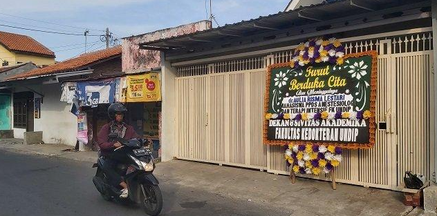 Kasus pemalakan yang melibatkan seorang dokter muda, Dr. Aulia, menjadi sorotan publik dan dunia medis Indonesia. Dugaan bahwa dokter spesialis yang tengah menempuh pendidikan di Program Pendidikan Dokter Spesialis (PPDS) Universitas Diponegoro (Undip) ini dipalak oleh seniornya hingga mencapai angka yang fantastis, Rp40 juta per bulan, mengguncang dunia kesehatan di Indonesia. Kabar ini bukan hanya mencerminkan masalah etika dan moralitas dalam pendidikan kedokteran, tetapi juga menyoroti isu lebih besar tentang sistem yang ada di dalamnya. Melalui artikel ini, kita akan menjelajahi latar belakang permasalahan, konsekuensi dari tindakan tersebut, serta upaya yang dapat dilakukan untuk mencegah hal serupa di masa depan. 1. Latar Belakang Permasalahan Pendidikan dokter spesialis di Indonesia, khususnya di Universitas Diponegoro, merupakan sebuah proses yang kompleks dan menuntut. Para calon dokter spesialis tidak hanya harus menjalani pendidikan akademis yang ketat, tetapi juga harus berinteraksi dengan berbagai pihak dalam lingkungan rumah sakit tempat mereka belajar. Dalam konteks ini, hubungan antara senior dan junior dalam PPDS sering kali diwarnai oleh tradisi dan norma yang tidak tertulis. Dalam beberapa kasus, interaksi ini bisa berubah menjadi suatu bentuk pemanfaatan yang merugikan. Dugaan pemalakan terhadap Dr. Aulia mencuat ketika beberapa rekan dokter lainnya mengungkapkan bahwa ia secara rutin memberikan sejumlah uang kepada seniornya. Praktik ini, jika terbukti benar, menunjukkan adanya ketidakseimbangan dalam hubungan kekuasaan di antara para dokter muda dan senior mereka. Sementara itu, Dr. Aulia sendiri berada dalam posisi yang sulit, terjebak dalam keinginan untuk menjalani pendidikan dengan baik dan pada saat yang sama, menghadapi tekanan yang tidak seharusnya. Kasus ini juga terhubung dengan sistem pendidikan medis di Indonesia yang sering kali dipertanyakan. Banyak yang berpendapat bahwa sistem yang ada tidak mendukung pengembangan profesionalisme dan etika yang baik. Sebaliknya, ada kekhawatiran bahwa lingkungan pendidikan yang beracun dapat menciptakan budaya takut berbicara atau melaporkan tindakan-tindakan yang tidak etis. Hal ini menunjukkan bahwa permasalahan ini tidak hanya terfokus pada individu, tetapi juga pada sistem yang lebih besar. Dalam konteks yang lebih luas, masalah pemalakan dalam dunia medis dapat menciptakan dampak yang serius. Selain merusak reputasi institusi pendidikan, tindakan pemalakan dapat menyebabkan dokter muda kehilangan motivasi dan semangat untuk belajar. Jika tidak ada tindakan yang jelas, kasus ini bisa menjadi preseden buruk bagi generasi dokter berikutnya yang seharusnya dididik dalam lingkungan yang suportif dan profesional. 2. Dampak Pemalakan dalam Pendidikan Kedokteran Dampak dari tindakan pemalakan tidak hanya dirasakan oleh individu yang menjadi korban, tetapi juga meluas ke seluruh lingkungan pendidikan dan pelayanan kesehatan. Pertama-tama, aspek psikologis menjadi salah satu yang paling terdampak. Dokter muda yang terjebak dalam situasi seperti ini cenderung mengalami stres dan tekanan mental yang tinggi. Situasi ini bisa berujung pada burnout, yang jika tidak ditangani dengan baik, dapat mempengaruhi kinerja mereka sebagai tenaga medis. Setiap dokter yang mengalami tekanan dari seniornya berpotensi untuk menghadapi kesulitan dalam memberikan perawatan terbaik kepada pasien. Di sisi lain, pemalakan dapat merusak iklim kerja di institusi medis. Ketidakadilan yang dirasakan oleh dokter muda dapat memicu konflik dan kebencian antar rekan kerja. Hal ini dapat menciptakan suasana kerja yang tidak sehat, di mana kolaborasi antar dokter muda dan senior menjadi terhambat. Jika situasi ini terus berlanjut, akan semakin sulit bagi institusi untuk mempertahankan tenaga medis yang berkualitas, karena dokter muda yang merasa tertekan cenderung mencari peluang di tempat lain. Lebih jauh lagi, pemalakan juga menciptakan dampak negatif terhadap reputasi institusi pendidikan. Kasus Dr. Aulia telah menimbulkan pertanyaan tentang integritas PPDS Undip dan bagaimana sistem pendidikan kedokteran di Indonesia dijalankan. Jika publik mulai kehilangan kepercayaan terhadap institusi tersebut, maka akan sulit untuk menarik calon mahasiswa yang berkualitas di masa depan. Akibatnya, hal ini dapat memengaruhi kualitas pelayanan kesehatan di daerah tersebut. Terakhir, dampak dari pemalakan dalam dunia pendidikan kedokteran juga mencakup aspek etika dan profesionalisme. Ketika tindakan pemalakan dianggap sebagai hal yang biasa, nilai-nilai moral dan etika yang seharusnya menjadi pedoman bagi seorang dokter mulai memudar. Ini adalah sebuah ancaman bagi profession medis yang seharusnya diisi oleh individu-individu yang memiliki integritas tinggi. Oleh karena itu, penting bagi seluruh unsur di dalam pendidikan kedokteran untuk bertindak tegas terhadap tindakan yang merugikan ini. 3. Tindakan dan Kebijakan yang Dapat Diterapkan Untuk mencegah terulangnya kasus serupa di masa yang akan datang, perlu ada langkah-langkah yang konkret dan kebijakan yang tegas dari institusi pendidikan dan pemerintah. Pertama-tama, diperlukan adanya kode etik yang jelas dan dipatuhi oleh semua pihak dalam lingkungan pendidikan kedokteran. Kode etik tersebut harus mencakup standar perilaku bagi senior dan junior, serta sanksi yang jelas bagi pelanggar. Dengan adanya kode etik, diharapkan para dokter muda merasa lebih aman untuk melaporkan tindakan yang tidak etis tanpa takut akan pembalasan. Selanjutnya, institusi pendidikan kedokteran harus memperkuat sistem pengawasan internal. Pengawasan ini tidak hanya dilakukan terhadap proses pendidikan, tetapi juga terhadap interaksi antara senior dan junior. Bentuk pengawasan ini bisa dilakukan dengan membentuk tim khusus yang bertugas untuk menerima laporan mengenai tindakan pemalakan atau bentuk kekerasan lainnya. Tim ini harus independen dan memiliki wewenang untuk menyelidiki setiap laporan secara objektif. Kampanye pendidikan tentang kesadaran etika dan profesionalisme juga sangat penting. Kurikulum pendidikan kedokteran harus mencakup modul tentang etika medis dan hubungan profesional, agar mahasiswa tidak hanya mendapatkan pengetahuan klinis, tetapi juga pemahaman yang baik tentang nilai-nilai yang harus dijunjung dalam praktik kedokteran. Melalui pendidikan yang baik, diharapkan dokter muda dapat menjadi agen perubahan dalam lingkungan kerja mereka. Terakhir, dukungan dari pemerintah dalam bentuk regulasi dan kebijakan yang memadai juga sangat penting. Pemerintah perlu memastikan bahwa setiap institusi pendidikan kedokteran di Indonesia memiliki standar yang sama dalam hal etika pendidikan. Selain itu, pemerintah juga dapat memfasilitasi penyuluhan dan pelatihan bagi tenaga medis tentang pentingnya menjaga integritas dan profesionalisme dalam pekerjaan mereka. 4. Menghadapi Kritik dan Menjalin Kerja Sama Menghadapi kritik atas kasus pemalakan ini, PPDS Undip perlu menunjukkan transparansi dan komitmen untuk menyelesaikan permasalahan ini. Salah satu langkah yang dapat diambil adalah dengan membentuk forum diskusi yang melibatkan mahasiswa, senior, dan pihak manajemen pendidikan. Forum ini bertujuan untuk mendiskusikan masalah yang ada dan mencari solusi bersama. Dengan mengajak semua pihak untuk terlibat, diharapkan akan tercipta rasa saling percaya dan mendukung satu sama lain. Selain itu, PPDS Undip juga dapat menjalin kerja sama dengan institusi pendidikan lain dalam upaya memperbaiki sistem pendidikan kedokteran. Dengan berbagi pengalaman dan praktik terbaik, institusi-Institusi ini dapat saling mendukung untuk menciptakan lingkungan pendidikan yang lebih baik. Kerja sama ini dapat mencakup penelitian terhadap masalah yang dihadapi dokter muda serta pengembangan program pelatihan yang lebih efektif. Dalam jangka panjang, kolaborasi antara institusi pendidikan dan organisasi profesi kedokteran juga sangat penting. Organisasi profesi dapat memberikan perspektif yang lebih luas mengenai tantangan yang dihadapi oleh dokter muda dan menyusun rekomendasi kebijakan yang dapat diimplementasikan di tingkat pendidikan. Melalui kolaborasi ini, diharapkan akan ada perubahan positif yang signifikan dalam dunia pendidikan kedokteran. Akhirnya, penting bagi setiap individu dalam lingkungan pendidikan kedokteran untuk mengambil peran aktif dalam menciptakan budaya yang positif dan sehat. Setiap dokter muda, senior, dan pengajar harus saling mendukung dan menghormati untuk membangun iklim kerja yang kondusif. Dengan demikian, permasalahan pemalakan yang terjadi pada Dr. Aulia dapat menjadi pelajaran berharga untuk semua pihak. Kesimpulan Kasus Dr. Aulia yang diduga dipalak seniornya di PPDS Undip mengungkapkan masalah serius yang ada dalam sistem pendidikan kedokteran di Indonesia. Pemalakan bukan hanya merugikan individu, tetapi juga menciptakan dampak negatif yang luas bagi institusi pendidikan dan pelayanan kesehatan. Untuk mencegah terulangnya kejadian serupa, perlu adanya langkah-langkah konkret, termasuk penyusunan kode etik, pengawasan internal, serta kampanye pendidikan mengenai etika dan profesionalisme. Selain itu, dukungan dari pemerintah dan kerja sama antar institusi pendidikan juga sangat diperlukan untuk menciptakan lingkungan pendidikan yang sehat dan mendukung. Melalui upaya kolektif ini, diharapkan masa depan pendidikan kedokteran di Indonesia dapat lebih baik dan jauh dari praktik-praktik yang merugikan.